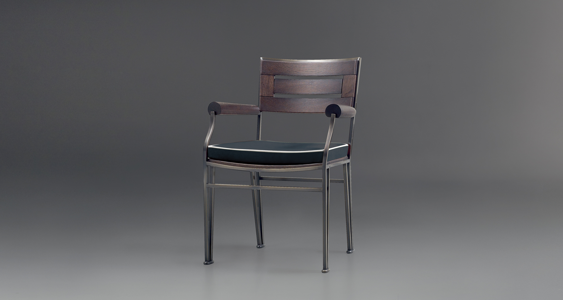 Cernobbio è una sedia da esterni in bronzo e frassino tinto, del catalogo da esterni di Promemoria | Promemoria