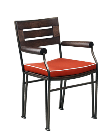 „Cernobbio“ umfasst einen Stuhl,  einem Sessel und einem Pouftisch. aus Bronze für den Außenbereich, aus dem Outdoor-Katalog von Promemoria | Promemoria