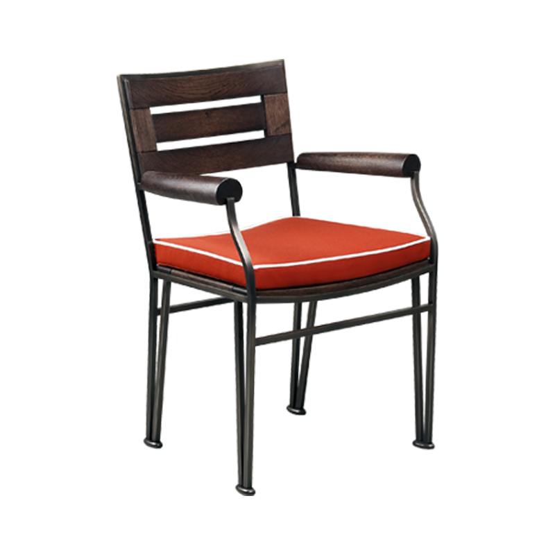 „Cernobbio“ umfasst einen Stuhl,  einem Sessel und einem Pouftisch. aus Bronze für den Außenbereich, aus dem Outdoor-Katalog von Promemoria | Promemoria