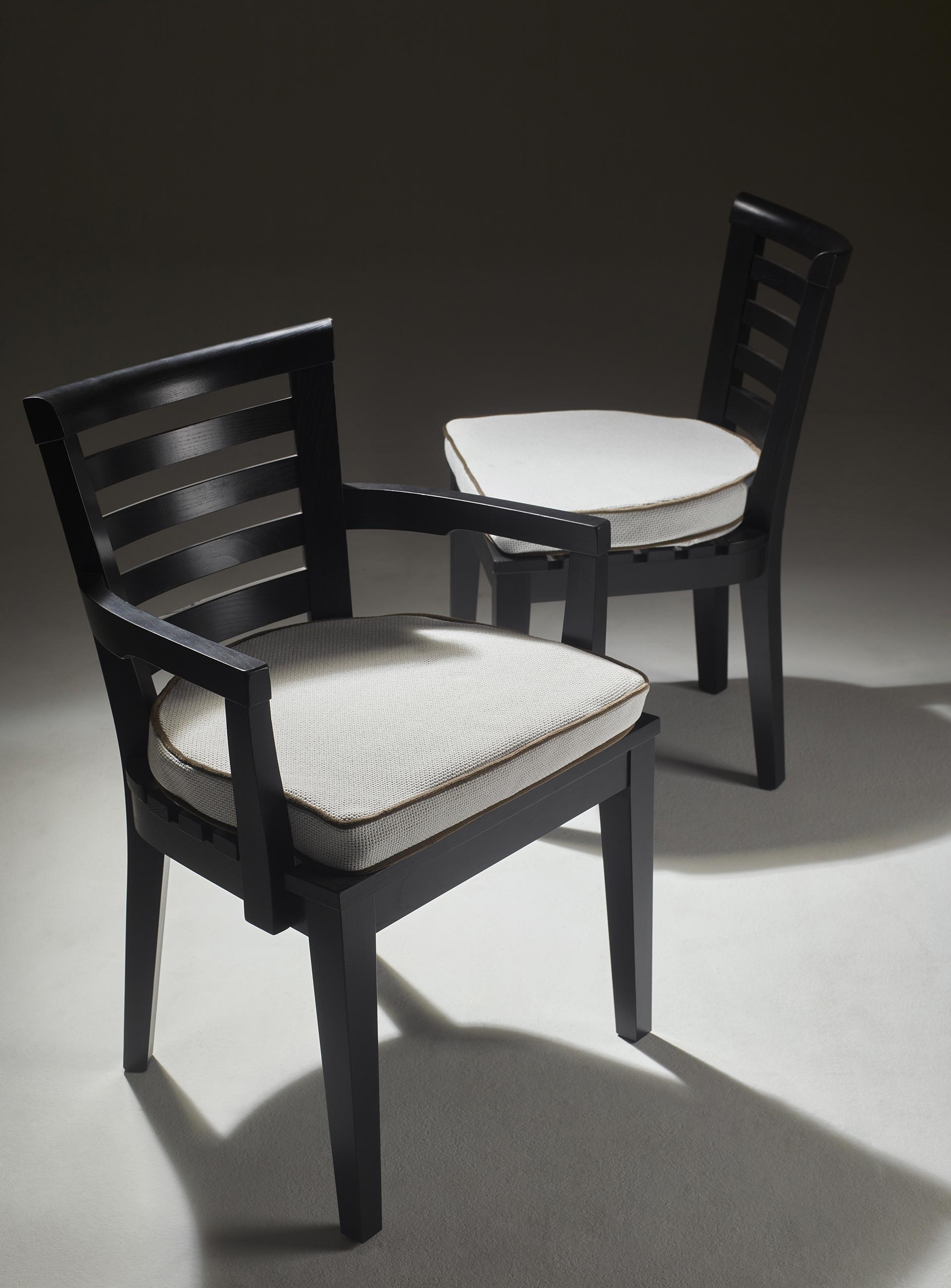 Varenna è una sedia da esterni in legno con o senza braccioli e cuscino in tessuto o pelle, del catalogo da esterni di Promemoria | Promemoria