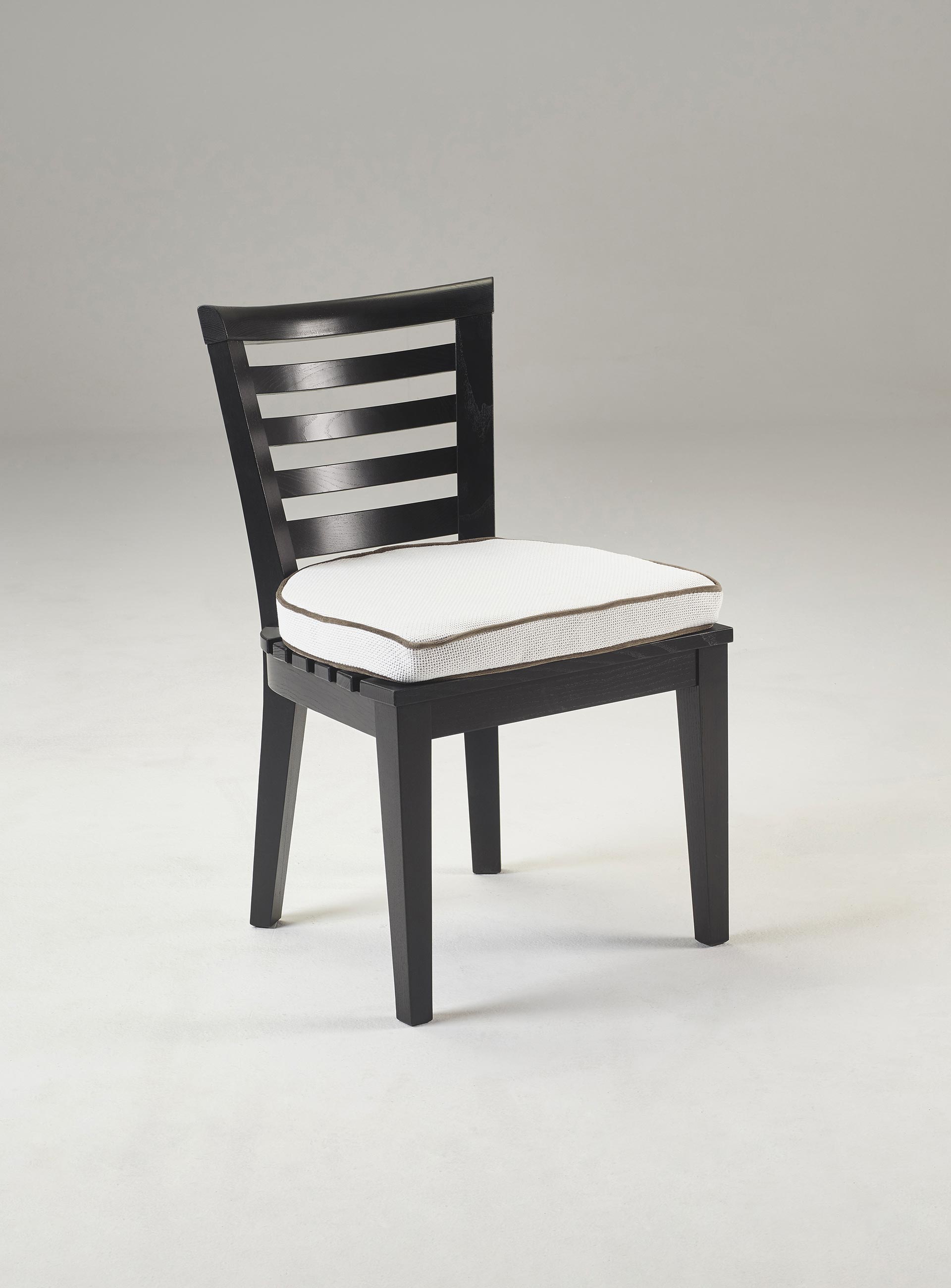 Varenna è una sedia da esterni in legno con o senza braccioli e cuscino in tessuto o pelle, del catalogo da esterni di Promemoria | Promemoria
