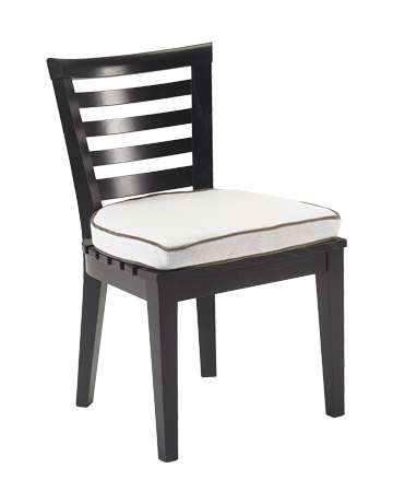 Varenna est une chaise de jardin en bois, avec ou sans accoudoirs, et avec un coussin en tissu. Ce meuble figure dans le catalogue de mobilier de jardin Promemoria | Promemoria