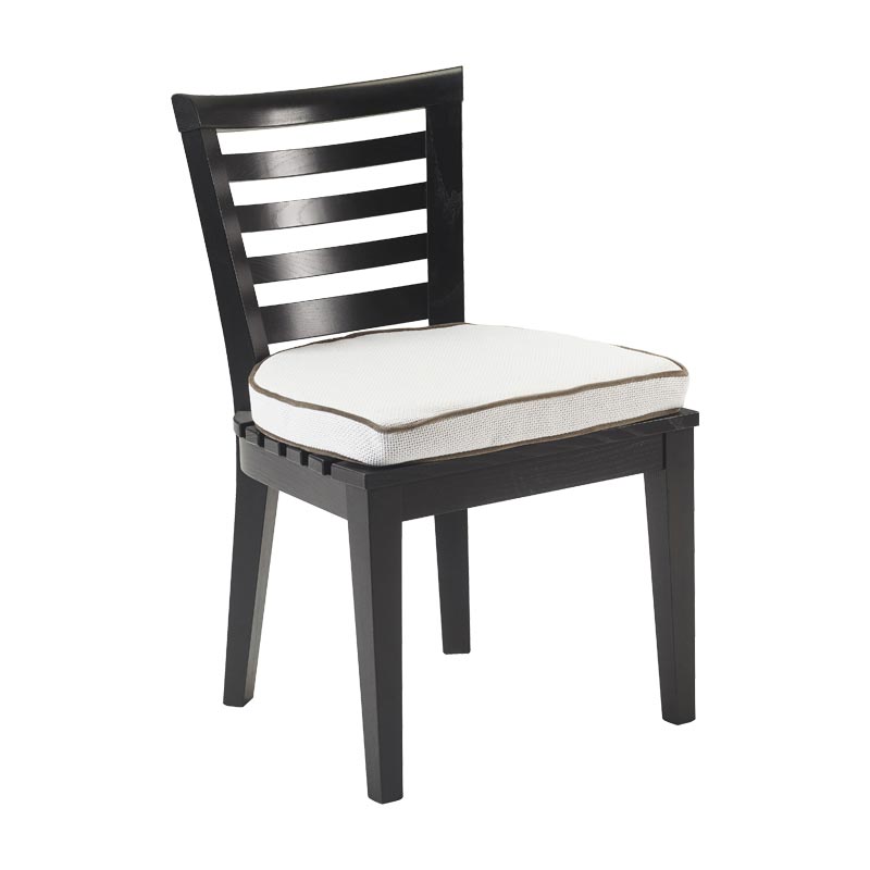 Varenna è una sedia da esterni in legno con o senza braccioli e cuscino in tessuto del catalogo da esterni di Promemoria | Promemoria