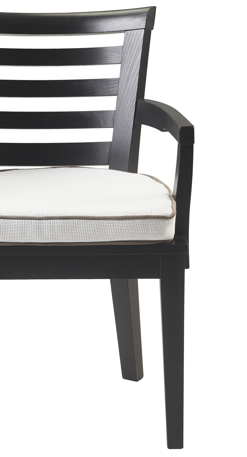 „Varenna“ ist ein hölzerner Stuhl – mit oder ohne Armlehnen – für den Außenbereich mit Stoff, aus dem Outdoor-Katalog von Promemoria | Promemoria