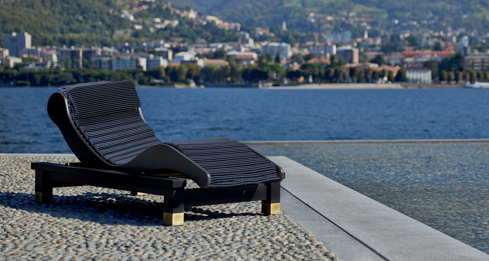 Belvedere è una chaise longue-dormeuse in legno con dettagli in okumé e bronzo, del catalogo da esterni di Promemoria | Promemoria