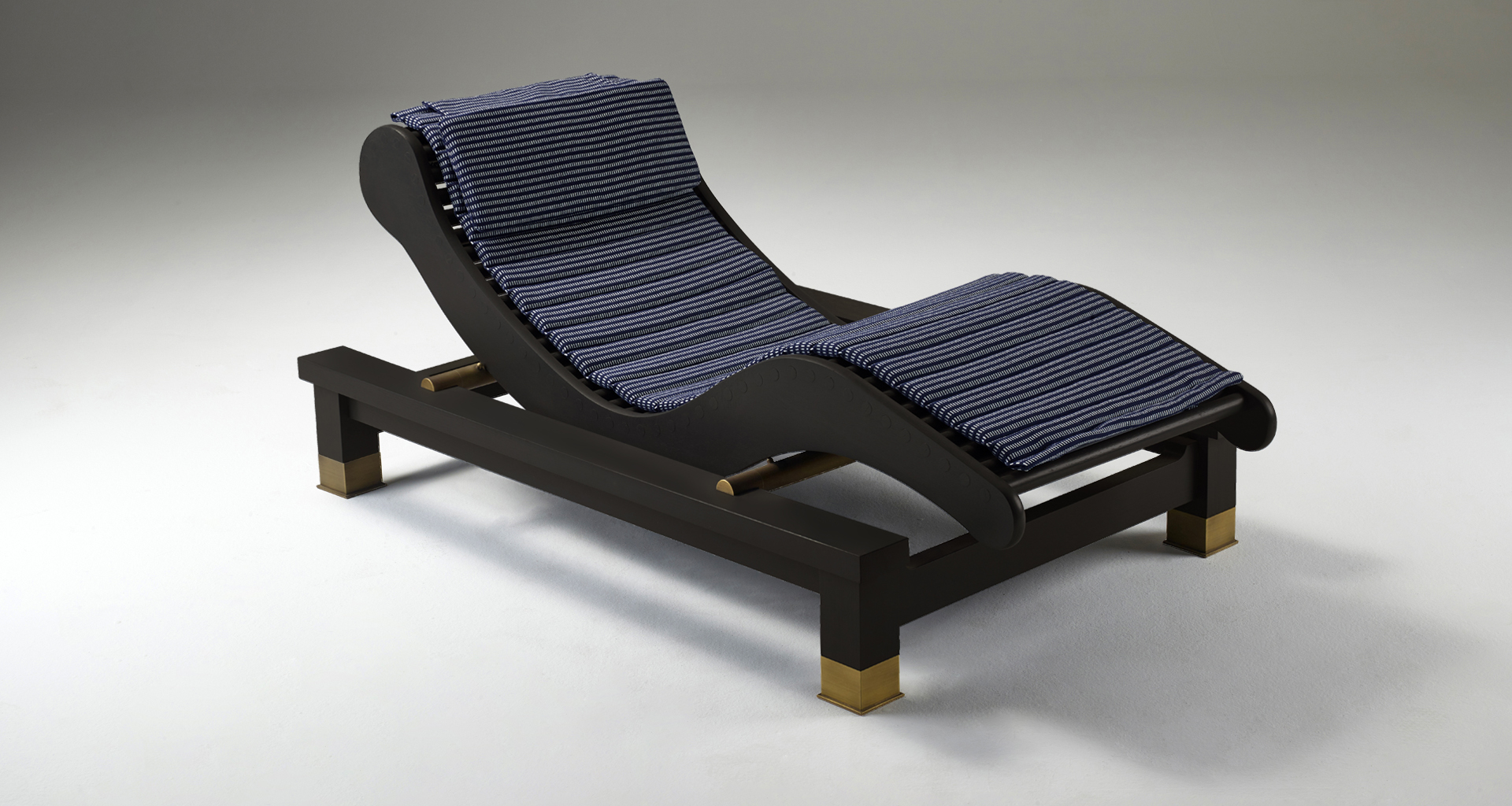 Belvedere è una chaise longue-dormeuse in legno con dettagli in okumé e bronzo, del catalogo da esterni di Promemoria | Promemoria