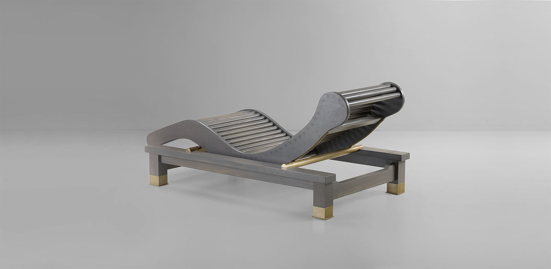 Belvedere è una chaise longue-dormeuse in legno con dettagli in okumé e bronzo, del catalogo da esterni di Promemoria | Promemoria