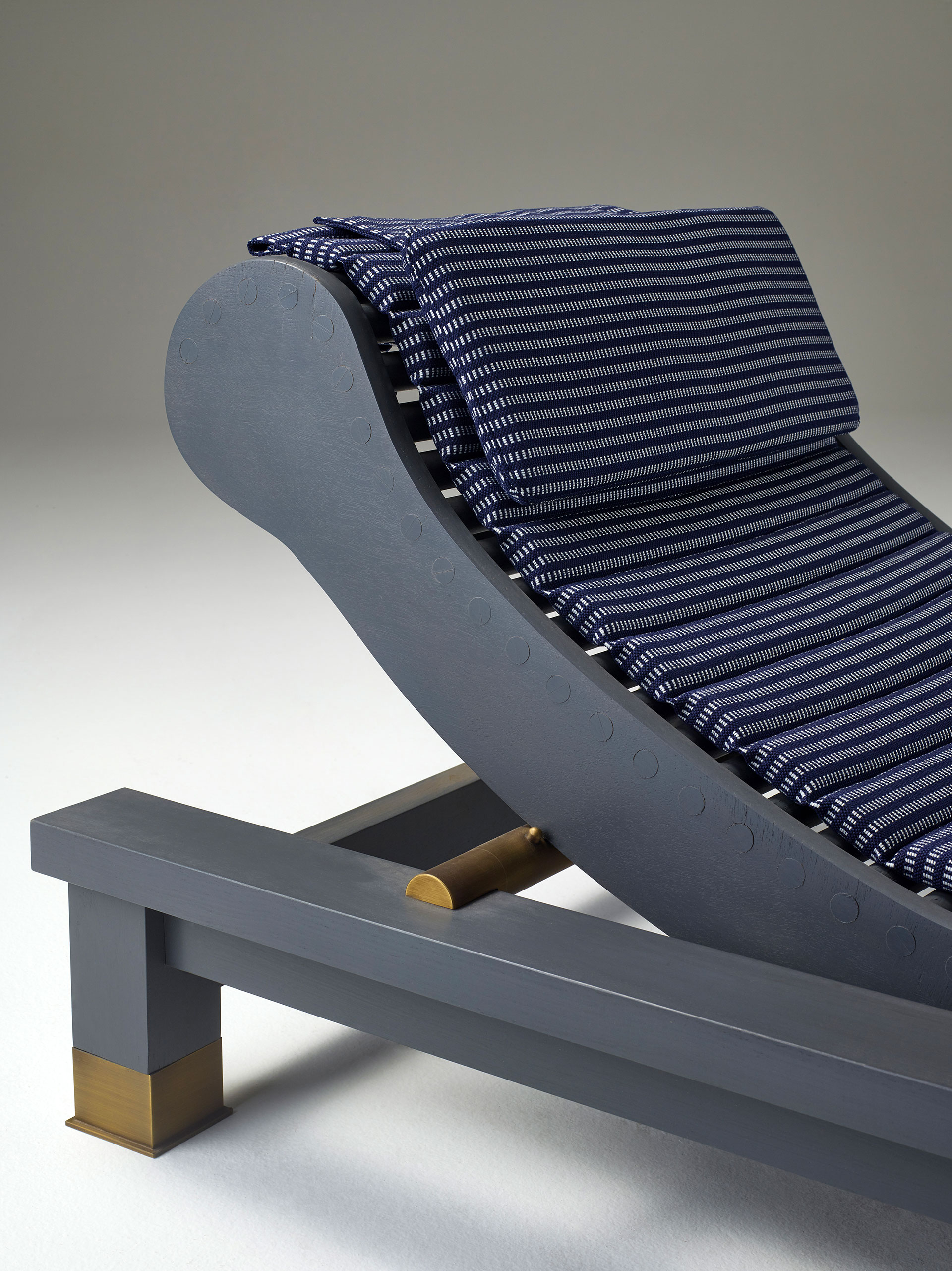 Belvedere è una chaise longue-dormeuse in legno con dettagli in okumé e bronzo, del catalogo da esterni di Promemoria | Promemoria