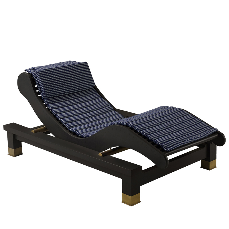 Belvedere est une chaise longue-dormeuse en bois, avec des finitions en okoumé et bronze. Ce meuble figure dans le catalogue de mobilier de jardin Promemoria | Promemoria