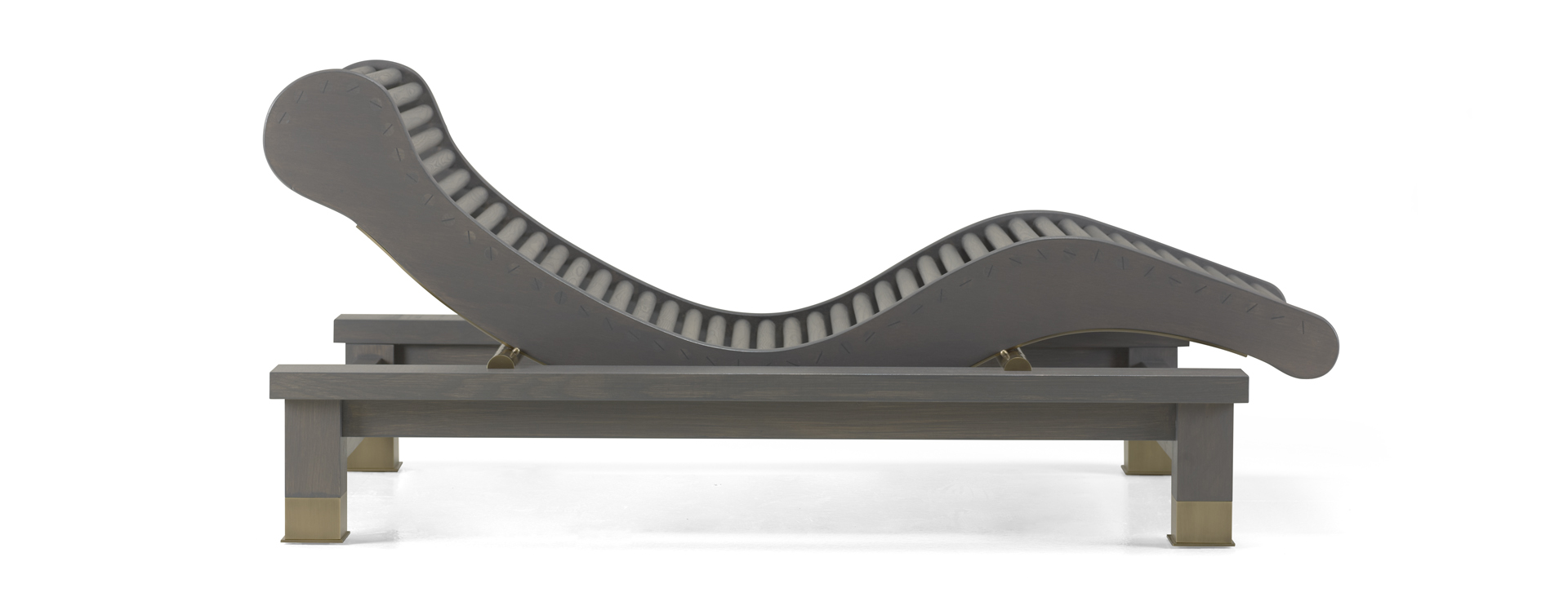 /mediaBelvedere%20è%20una%20chaise%20longue-dormeuse%20in%20legno%20con%20dettagli%20in%20okumé%20e%20bronzo,%20del%20catalogo%20da%20esterni%20di%20Promemoria%20|%20Promemoria