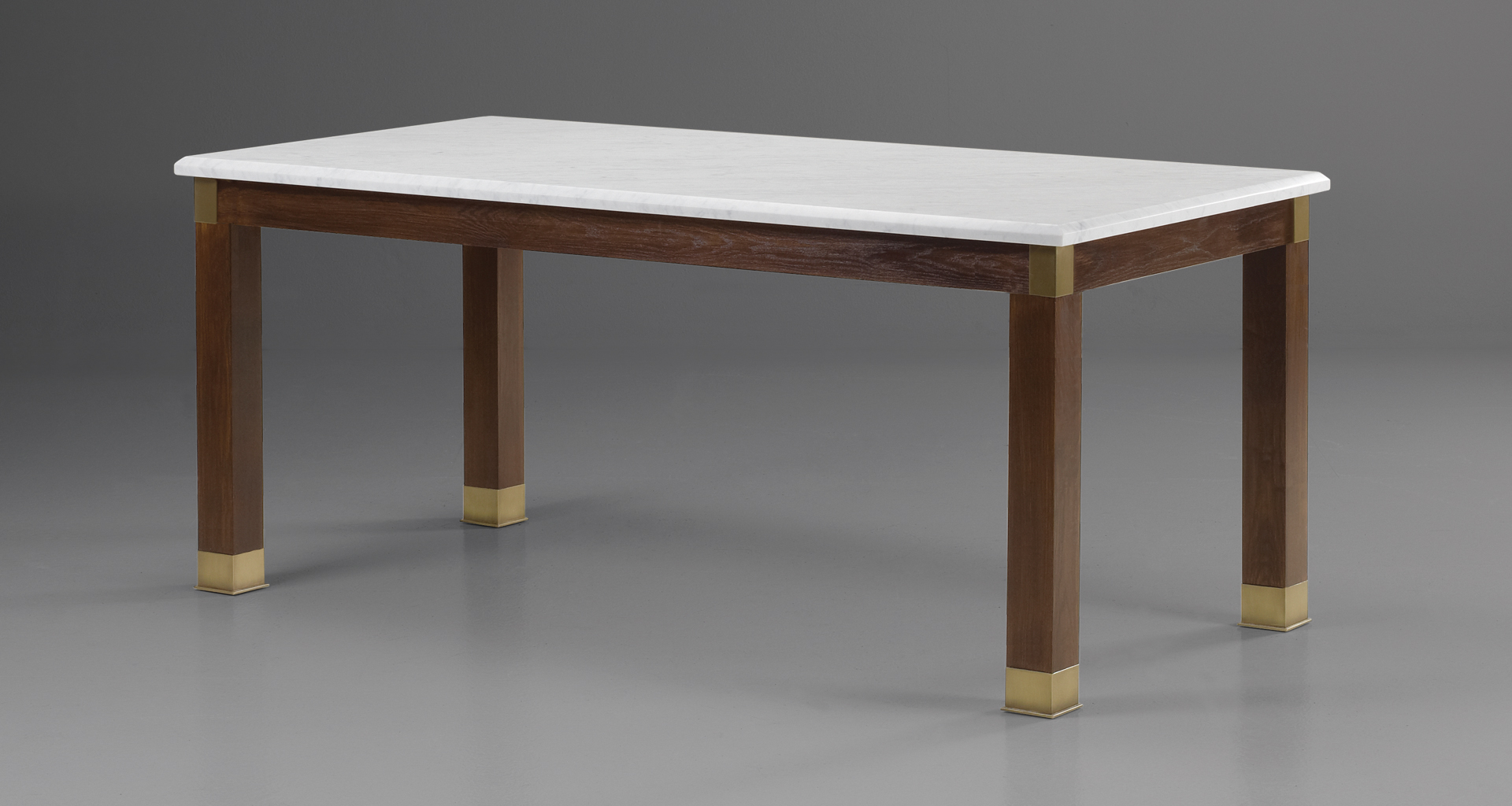 Dervio è un tavolo da pranzo da esterni in legno con piedini e dettagli in bronzo, del catalogo da esterni di Promemoria | Promemoria