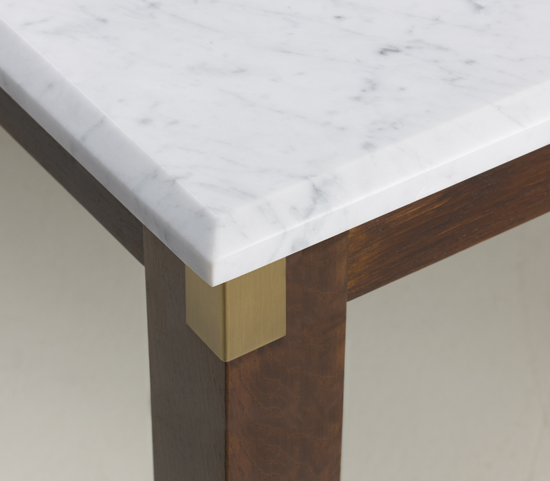 Dettaglio del top in marmo di Dervio, tavolo da pranzo da esterni in legno con piedini e dettagli in bronzo, del catalogo da esterni di Promemoria | Promemoria
