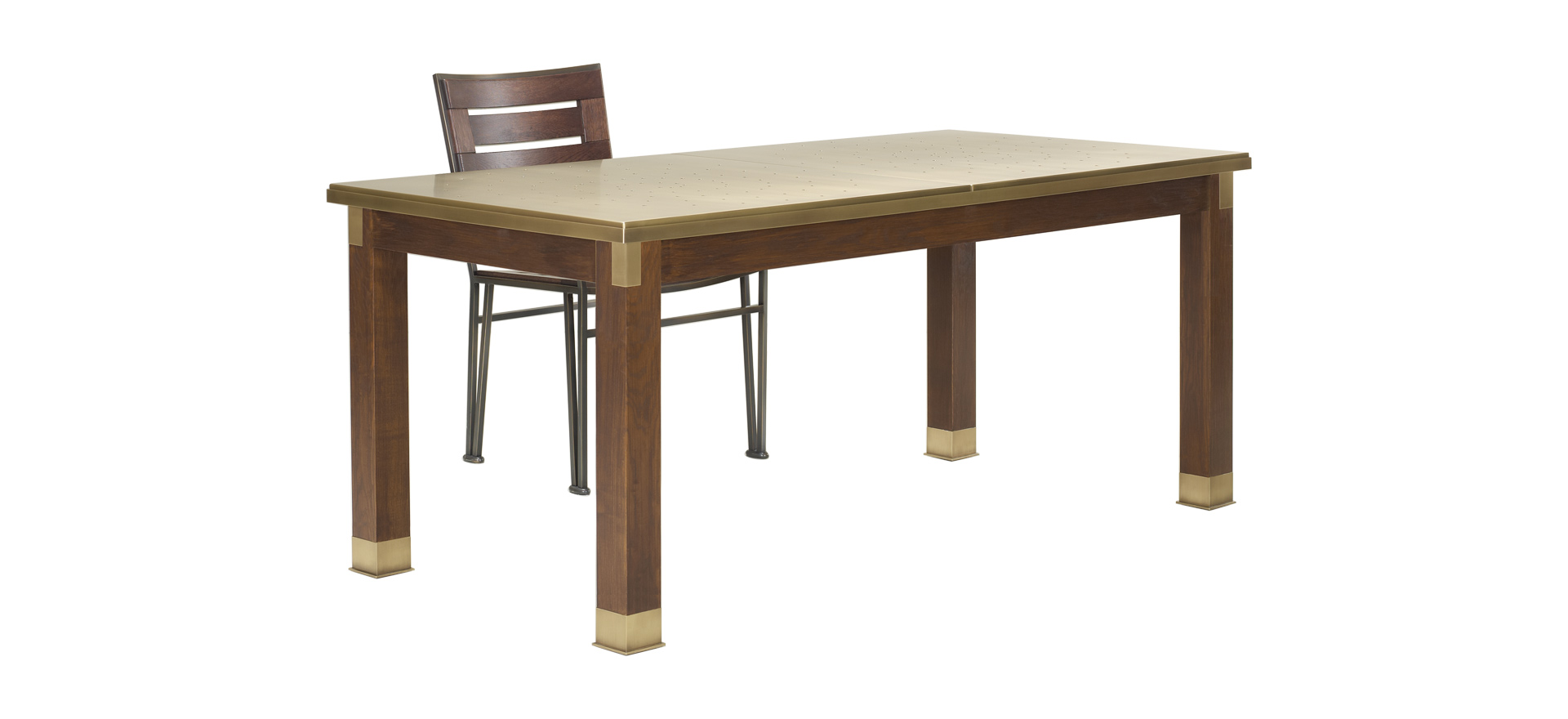 Dervio è un tavolo da pranzo da esterni in legno con piedini e dettagli in bronzo, del catalogo da esterni di Promemoria | Promemoria