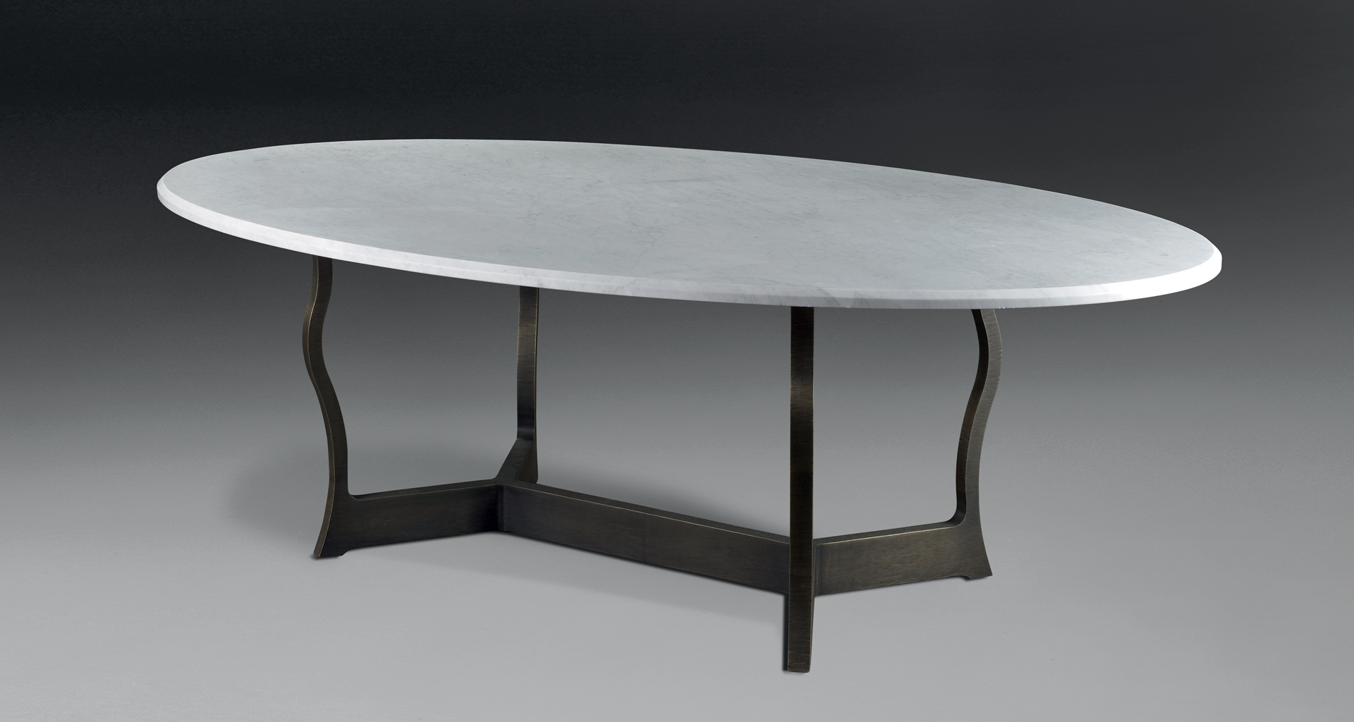 Erasmo è un tavolo da pranzo da esterni con base in bronzo e top in marmo, del catalogo da esterni di Promemoria | Promemoria