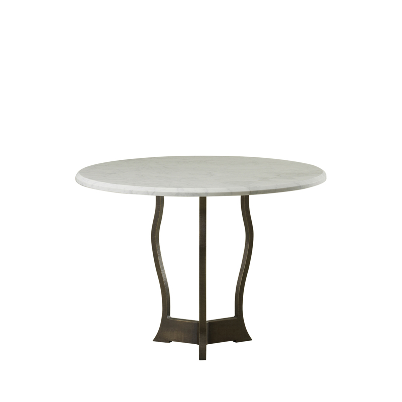 Erasmo户外餐桌配有锤纹铜质桌架和大理石桌面，请参见Promemoria户外系列产品目录|Promemoria