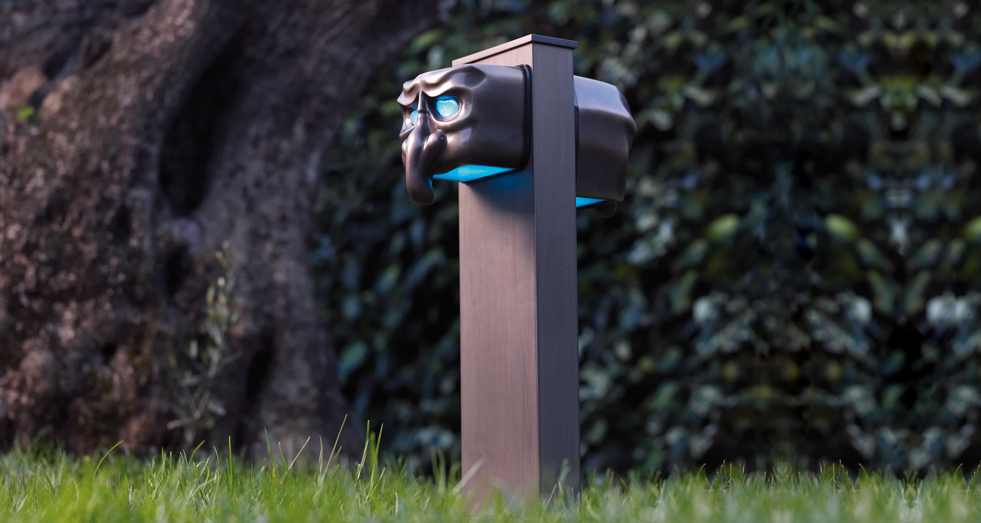 Maschera is a family of outdoor bronze wall lamps, from Promemoria's outdoor catalogue | Promemoria