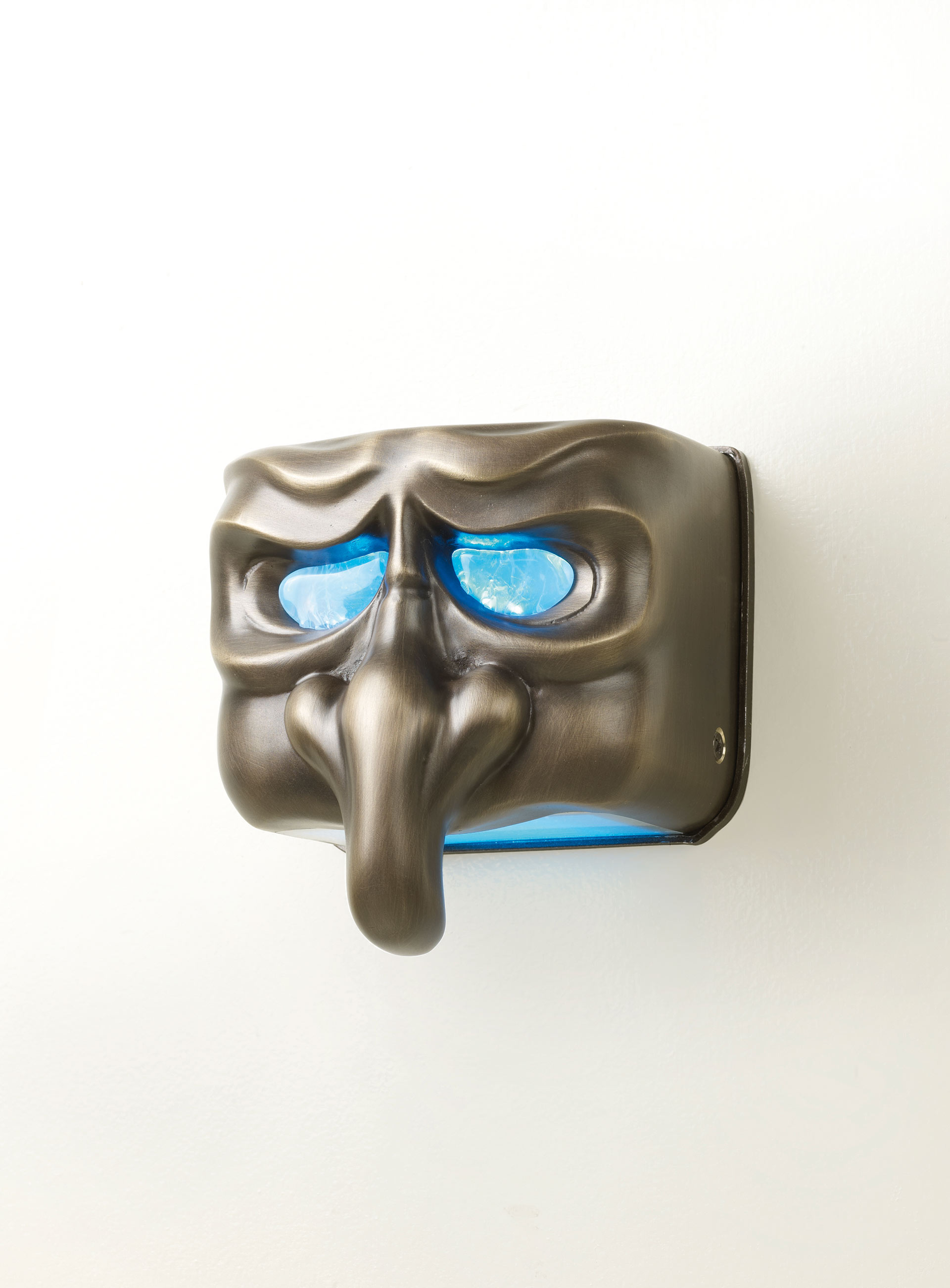 Maschera is a family of outdoor bronze wall lamps, from Promemoria's outdoor catalogue | Promemoria