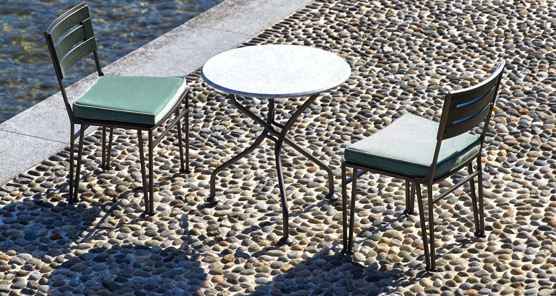 Cernobbio è un tavolino da esterni con base in bronzo e top in marmo, del catalogo da esterni di Promemoria | Promemoria