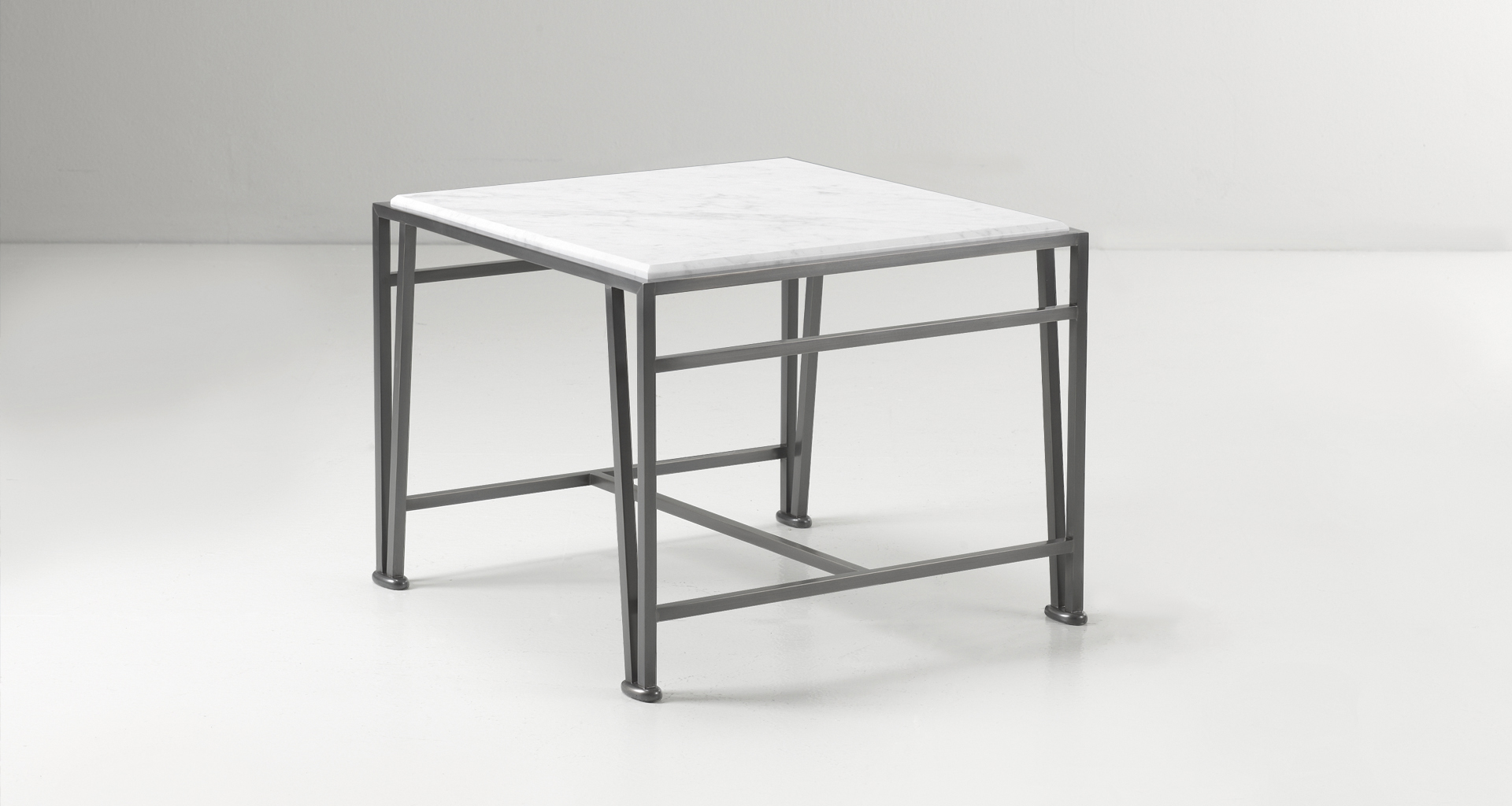 Cernobbio è un tavolino da esterni con base in bronzo e top in marmo, del catalogo da esterni di Promemoria | Promemoria
