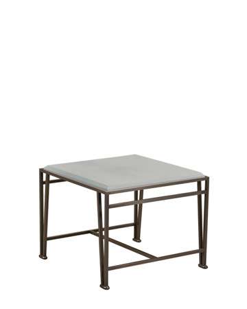 Cernobbio户外小餐桌采用铜质桌架和大理石桌面，请参见Promemoria户外系列产品目录|Promemoria