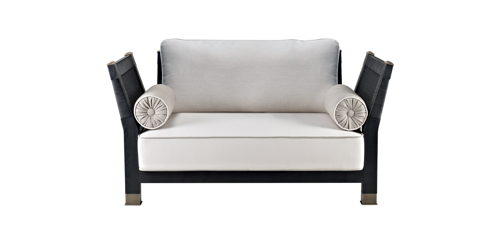 „Moltrasio“ ist ein hölzernes Sofa für den Außenbereich mit Füßen und Details aus Bronze, aus dem Outdoor-Katalog von Promemoria | Promemoria