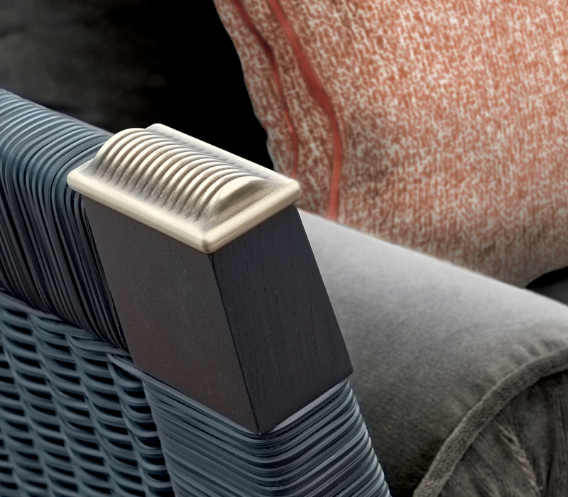 Moltrasio木质户外沙发采用青铜沙发支脚，其青铜细节见Promemoria户外系列产品目录|Promemoria