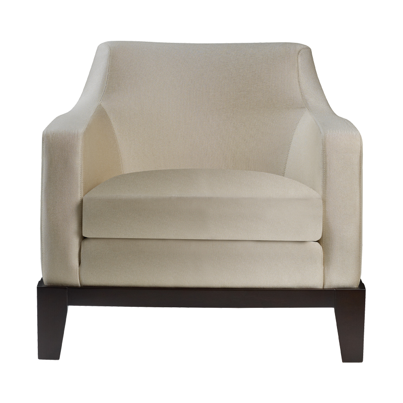 Aziza est un fauteuil en bois avec revêtement en tissu ou cuir. Ce meuble figure dans le catalogue Promemoria | Promemoria