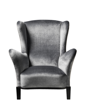 Bluette est un fauteuil en bois avec revêtement en tissu ou cuir. Ce meuble appartient à la collection « Night Tales » de Promemoria | Promemoria