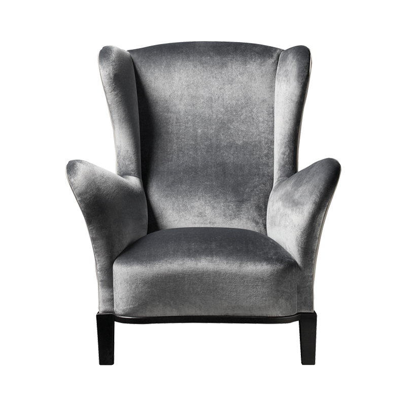 „Bluette“ ist ein Sessel aus Holz mit Stoff- oder Lederbezug, aus der Kollektion „Night Tales“ von | Promemoria