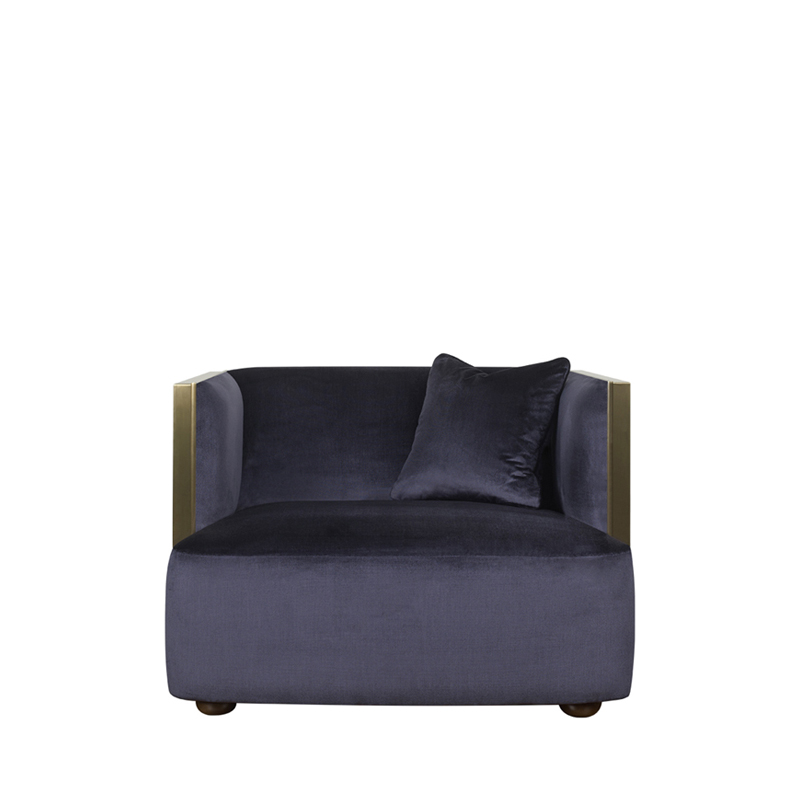 Boccaccio est un fauteuil en bronze avec un revêtement en tissu ou cuir. Ce meuble figure dans le catalogue Promemoria | Promemoria