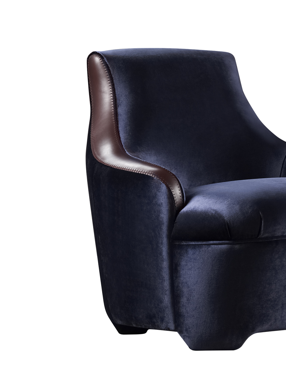 Détail de Gioconda e Giocondina, deux fauteuils en tissu avec des finitions en cuir. Ce meuble figure dans le catalogue Promemoria | Promemoria