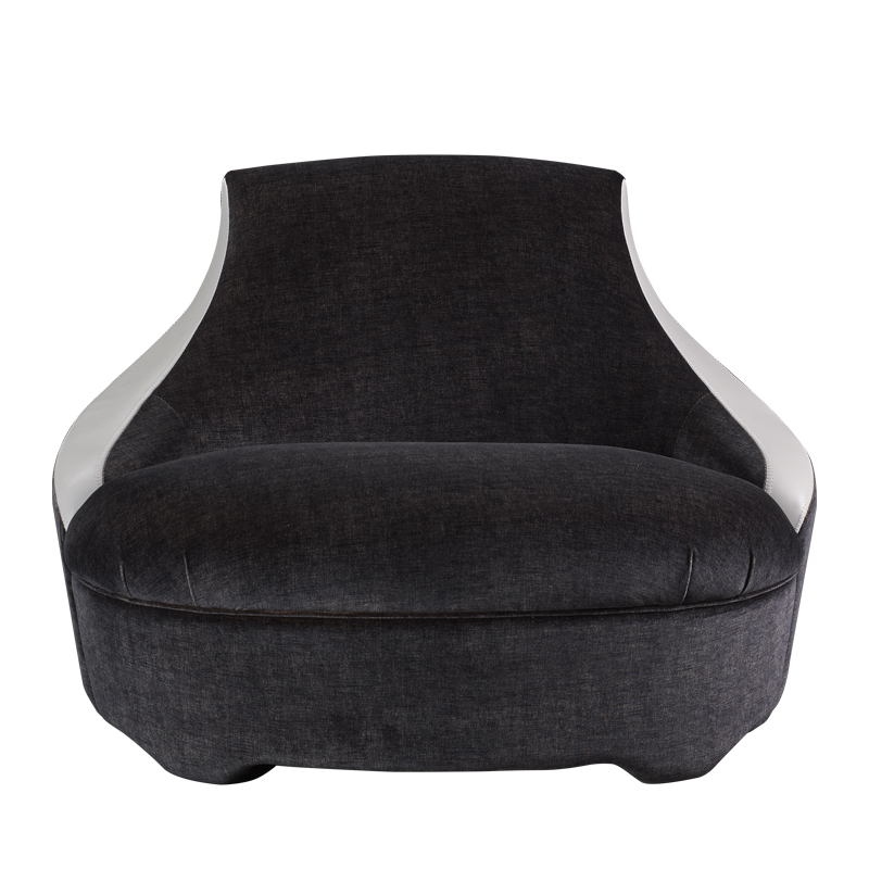 Gioconda e Giocondina sont deux fauteuils en tissu avec des finitions en cuir. Ces meubles figurent dans le catalogue Promemoria | Promemoria