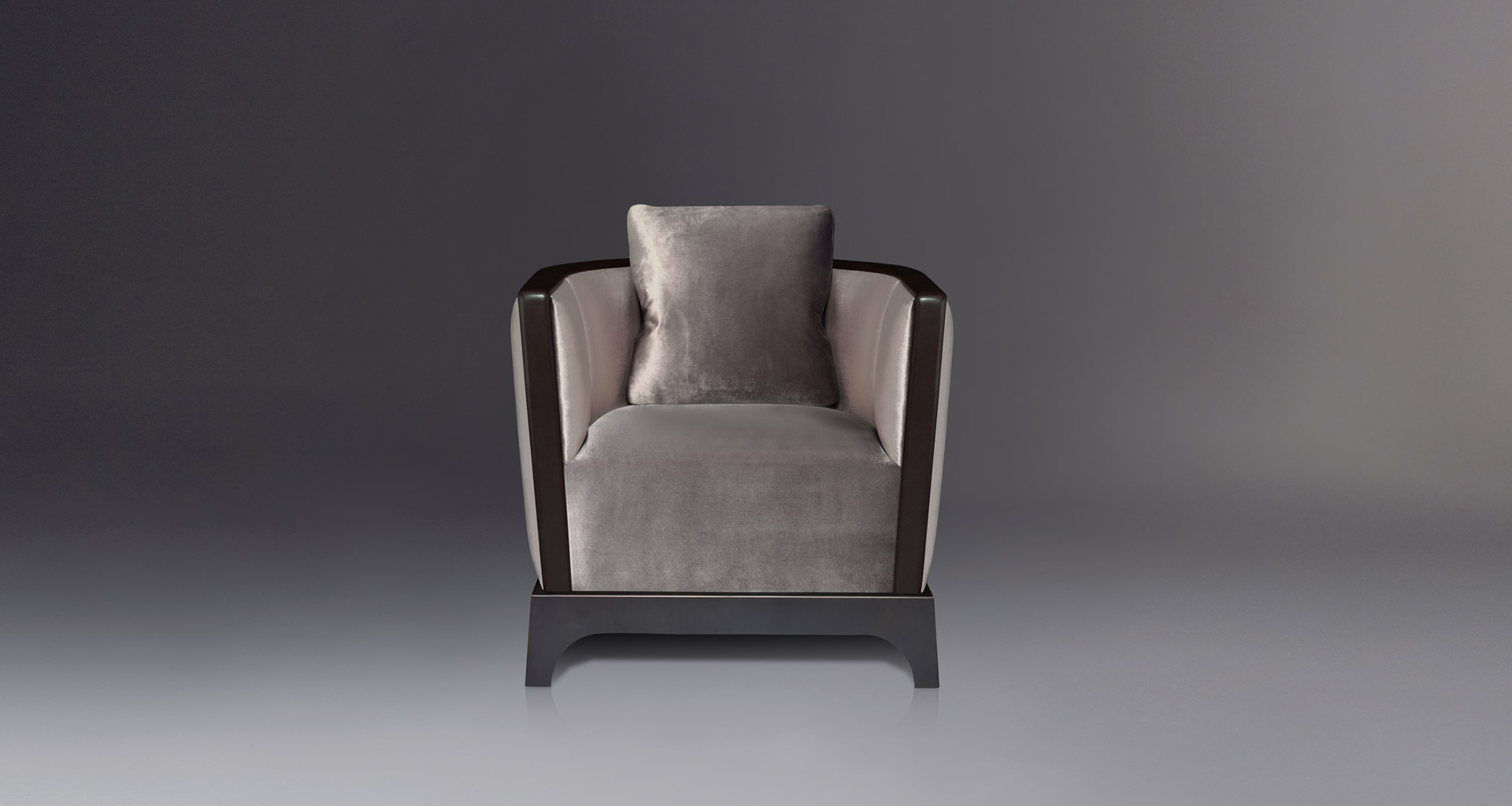 Grosvenor è una poltrona in legno rivestita in tessuto con dettagli in pelle, della collezione The London Collection di Promemoria | Promemoria