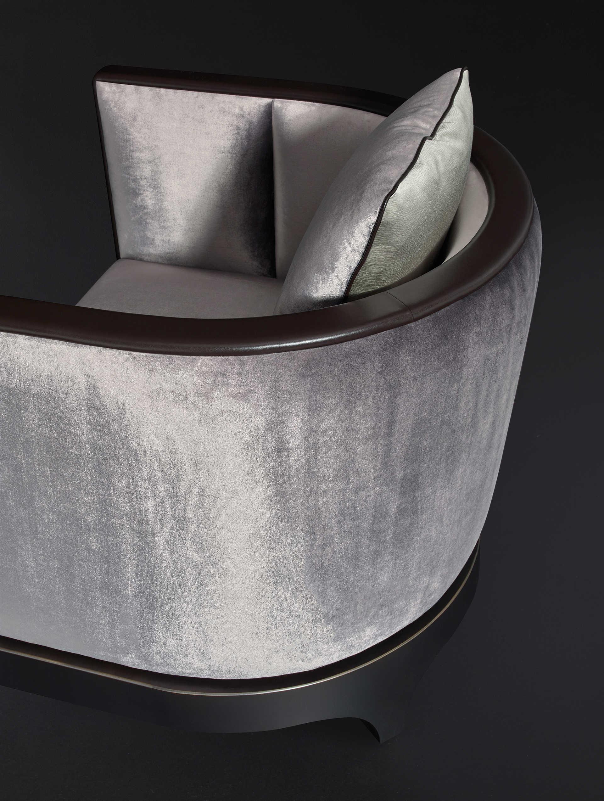 Grosvenor è una poltrona in legno rivestita in tessuto con dettagli in pelle, della collezione The London Collection di Promemoria | Promemoria