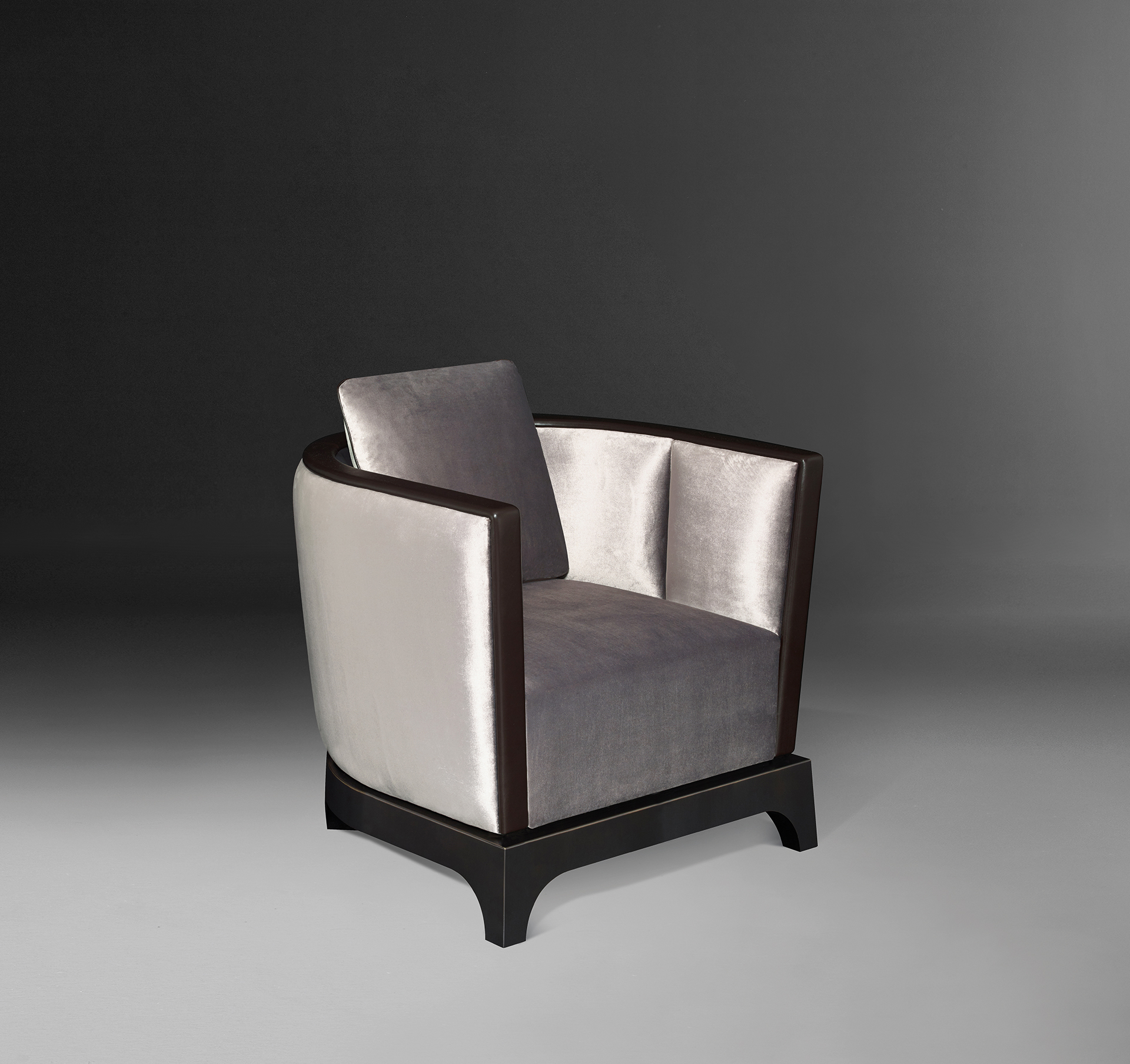 Grosvenor è una poltrona in legno rivestita in tessuto con dettagli in pelle, della collezione The London Collection di Promemoria | Promemoria