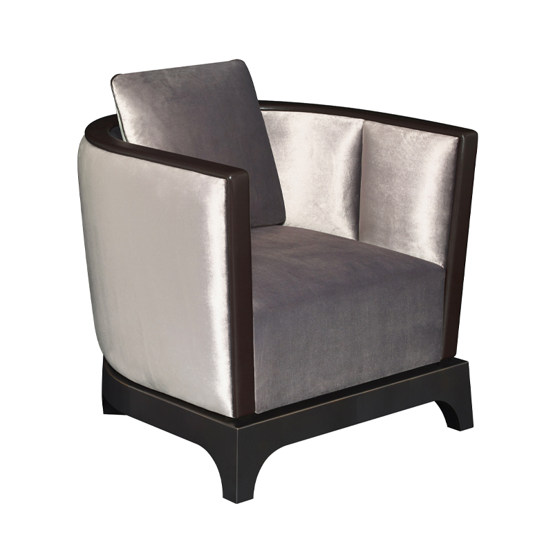 Grosvenor est un fauteuil en bois avec revêtement en tissu et finitions en cuir. Ce meuble appartient à la collection « The London Collection » de Promemoria | Promemoria