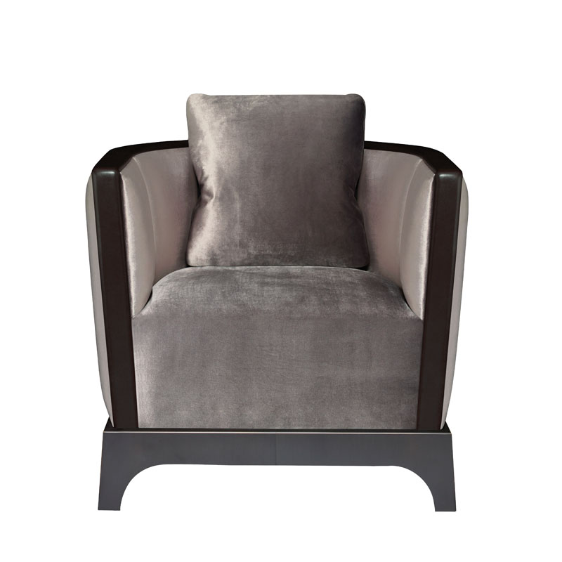 Grosvenor è una poltrona in legno rivestita in tessuto con dettagli in pelle, della collezione The London Collection di Promemoria | Promemoria