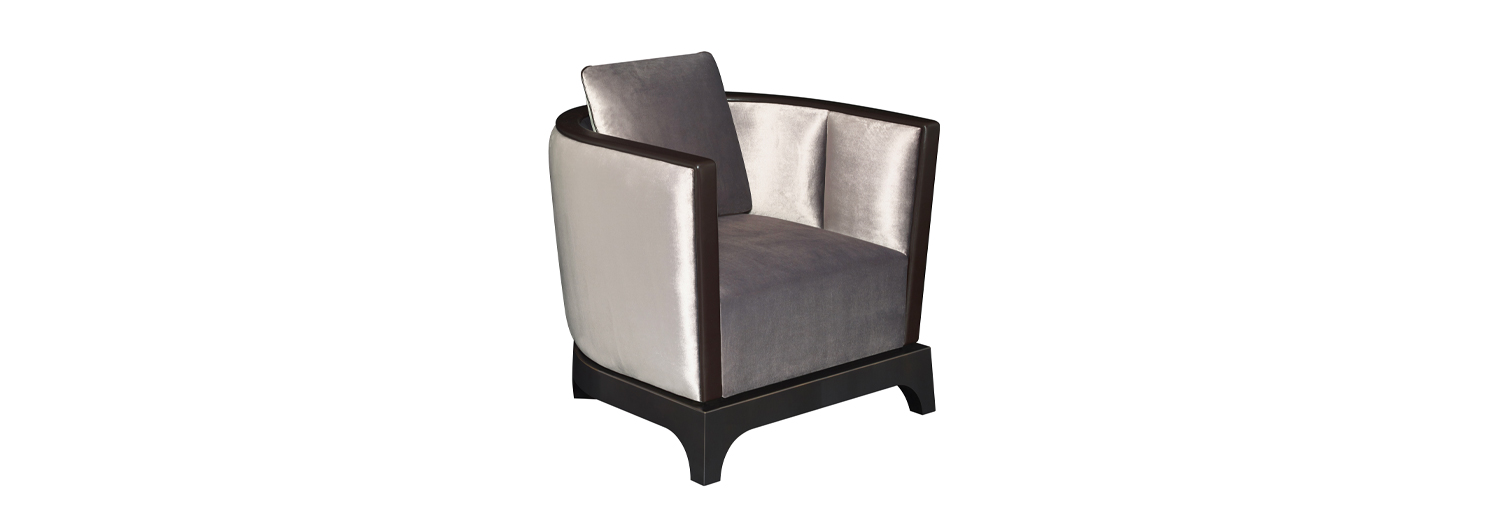/mediaGrosvenor是一款以织物包衬的木质扶手椅，并饰有皮革细节，请参见Promemoria%20London系列|Promemoria