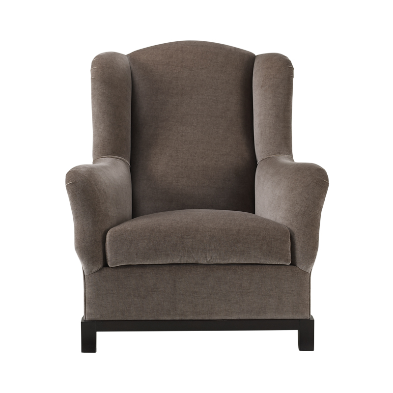 Madame A est un fauteuil revêtu de tissu ou de cuir, avec un piètement en bois. Ce meuble figure dans le catalogue Promemoria | Promemoria