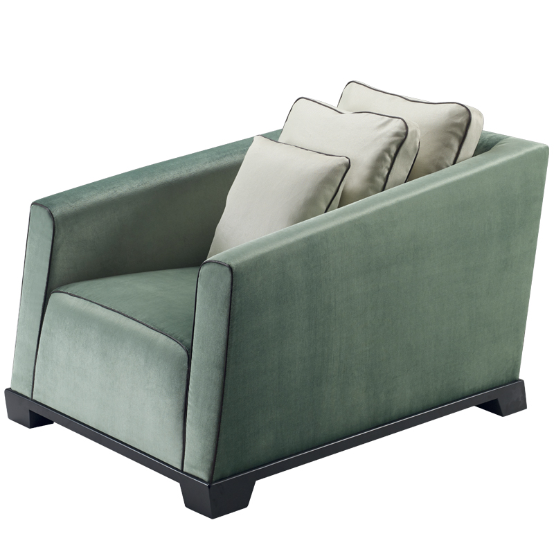 Martini est un fauteuil revêtu de tissu ou de cuir avec des finitions en bronze. Ce meuble figure dans le catalogue Promemoria | Promemoria