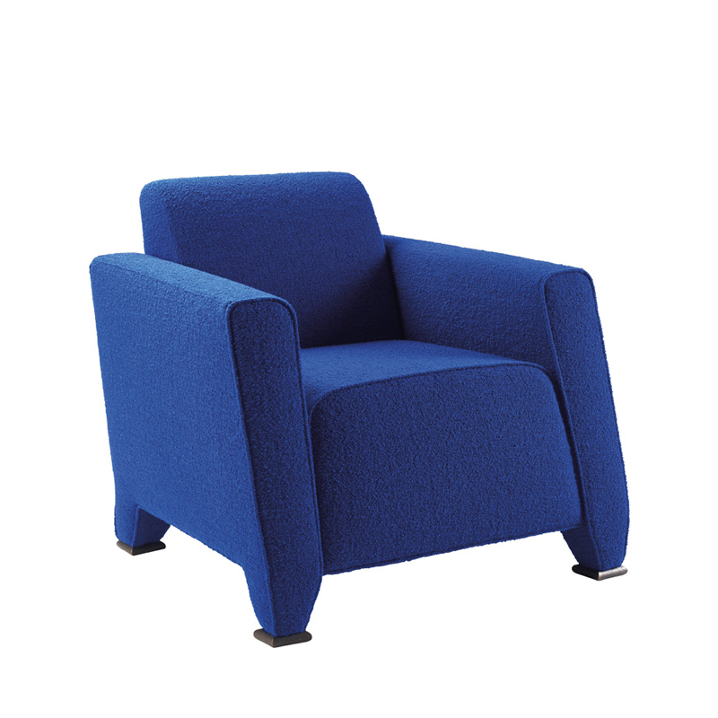 Martini Nini est un fauteuil avec revêtement et coussin d’assise en tissu ou cuir et finitions en bronze. Ce meuble appartient à la collection « Indigo Tales » de Promemoria | Promemoria