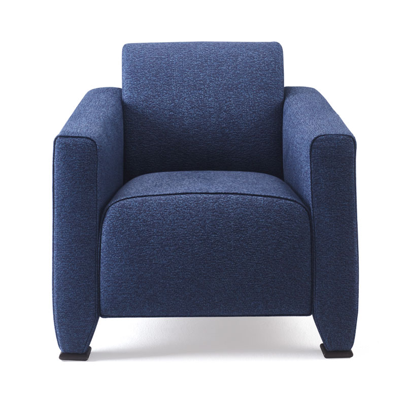 Martini Nini è una poltrona con rivestimento e cuscini di seduta in tessuto o pelle e piedini in bronzo, della collezione Indigo Tales di Promemoria | Promemoria