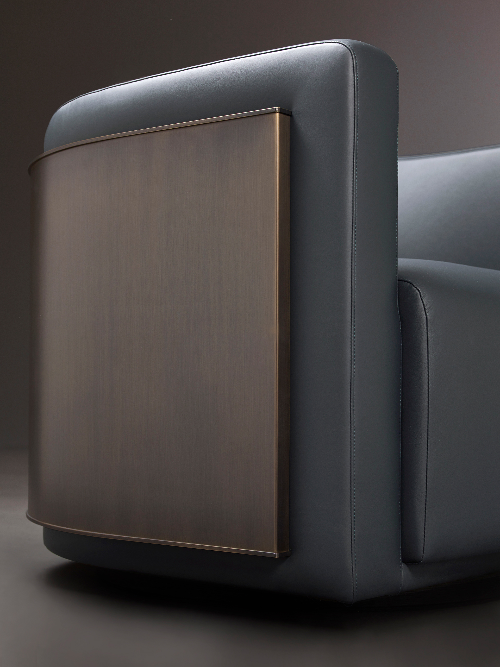 Pervinca è una poltrona girevole in bronzo con base in rovere e rivestimento in tessuto, della collezione Amaranthine Tales di Promemoria | Promemoria