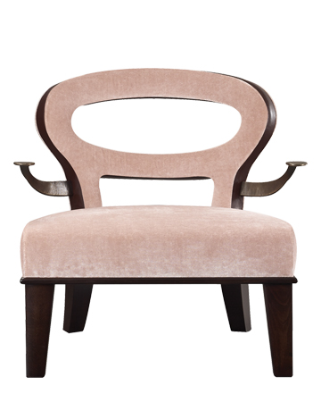 Roka Large est un large fauteuil en bois avec un revêtement en tissu et cuir et des accoudoirs en bronze. Ce meuble figure dans le catalogue Promemoria | Promemoria