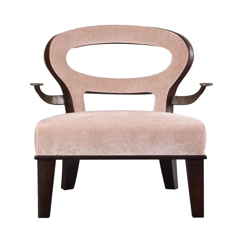 Roka Large est un large fauteuil en bois avec un revêtement en tissu et cuir et des accoudoirs en bronze. Ce meuble figure dans le catalogue Promemoria | Promemoria