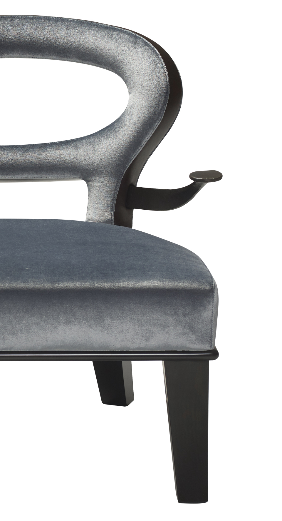 Détail de Roka Large, large fauteuil en bois avec un revêtement en tissu et cuir et des accoudoirs en bronze. Ce meuble figure dans le catalogue Promemoria | Promemoria