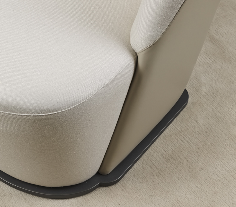 Detailansicht von „Rosaspina“, einem Sessel mit Bezug aus Stoff und Leder und einem Metallsockel, aus dem Katalog von Promemoria | Promemoria