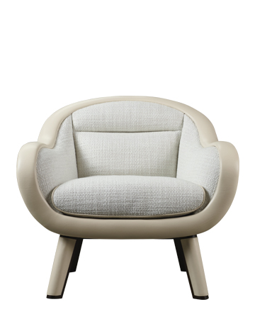 „Vittoria“ ist ein Sessel aus Holz mit Stoff- oder Ledersitzfläche und Bronzegriff auf der Rückseite, aus dem Katalog von Promemoria | Promemoria