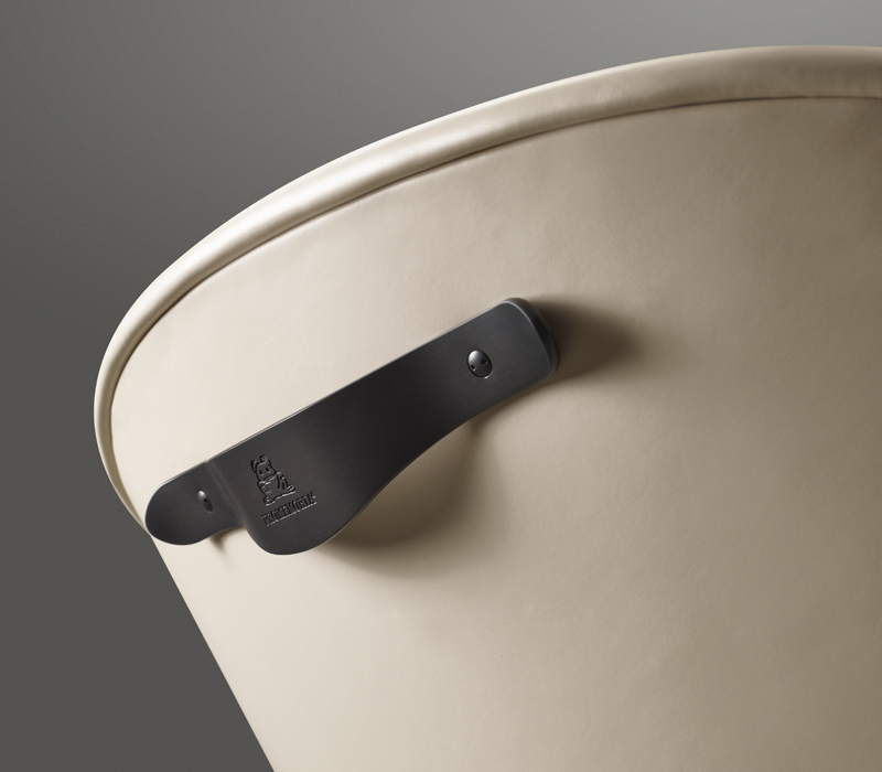 Détail de la poignée en bronze sur le dossier de Vittoria, fauteuil en bois revêtu de tissu ou de cuir. Ce meuble figure dans le catalogue Promemoria | Promemoria