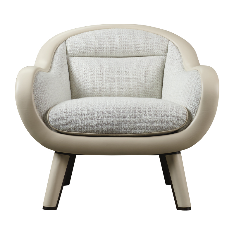 Vittoria是一款以织物或皮革包衬的木质扶手椅，背面配有古铜色手柄，请参见Promemoria产品目录|Promemoria